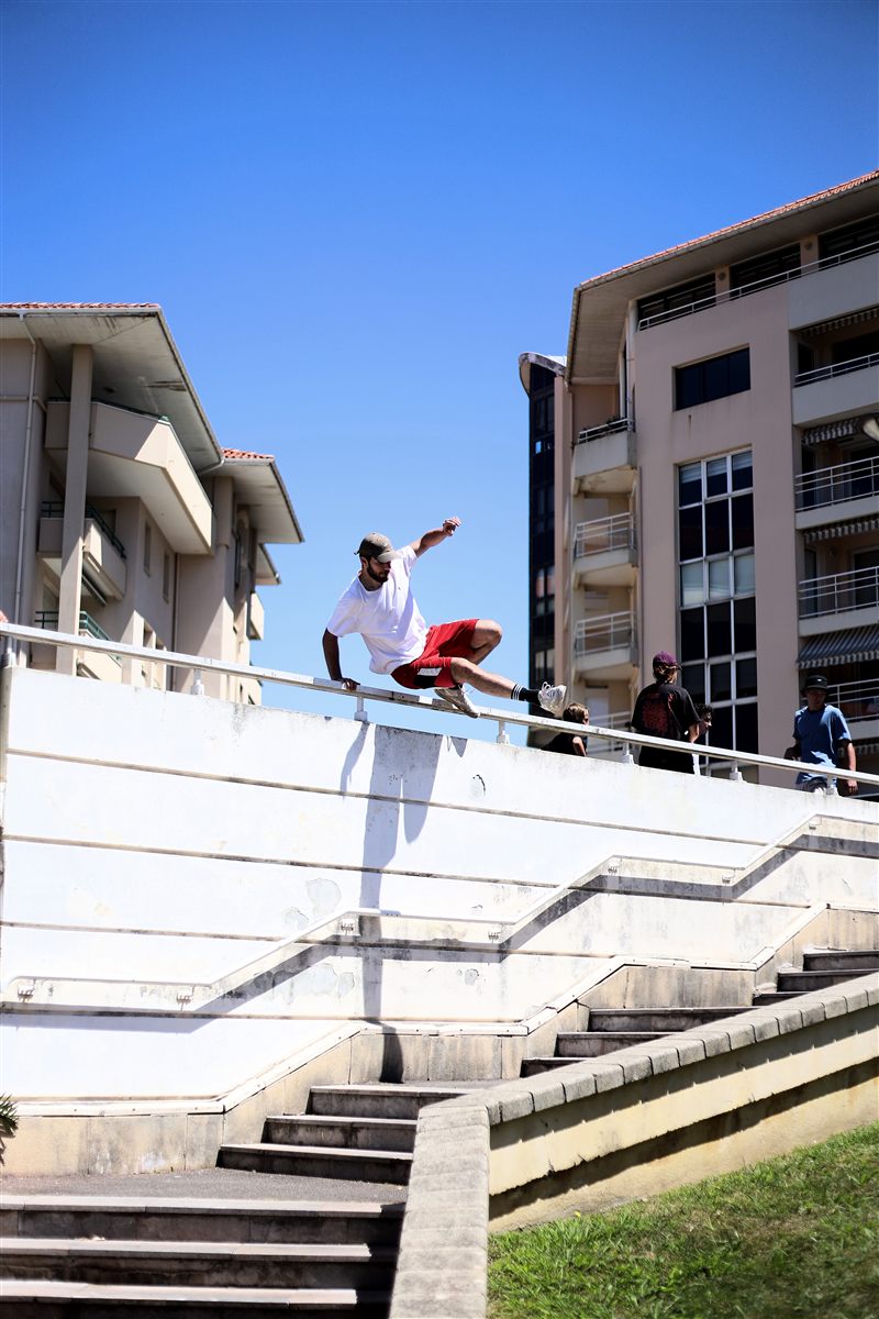 Un traceur saute depuis un escalier en plein air