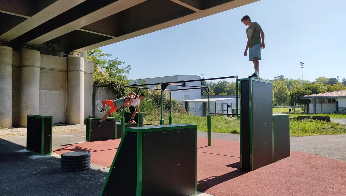 Le Parkour Park de Bayonne, sous le pont, avec des traceurs à l'entraînement